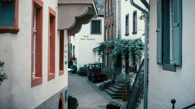 Schmale Straße mit alten Häusern